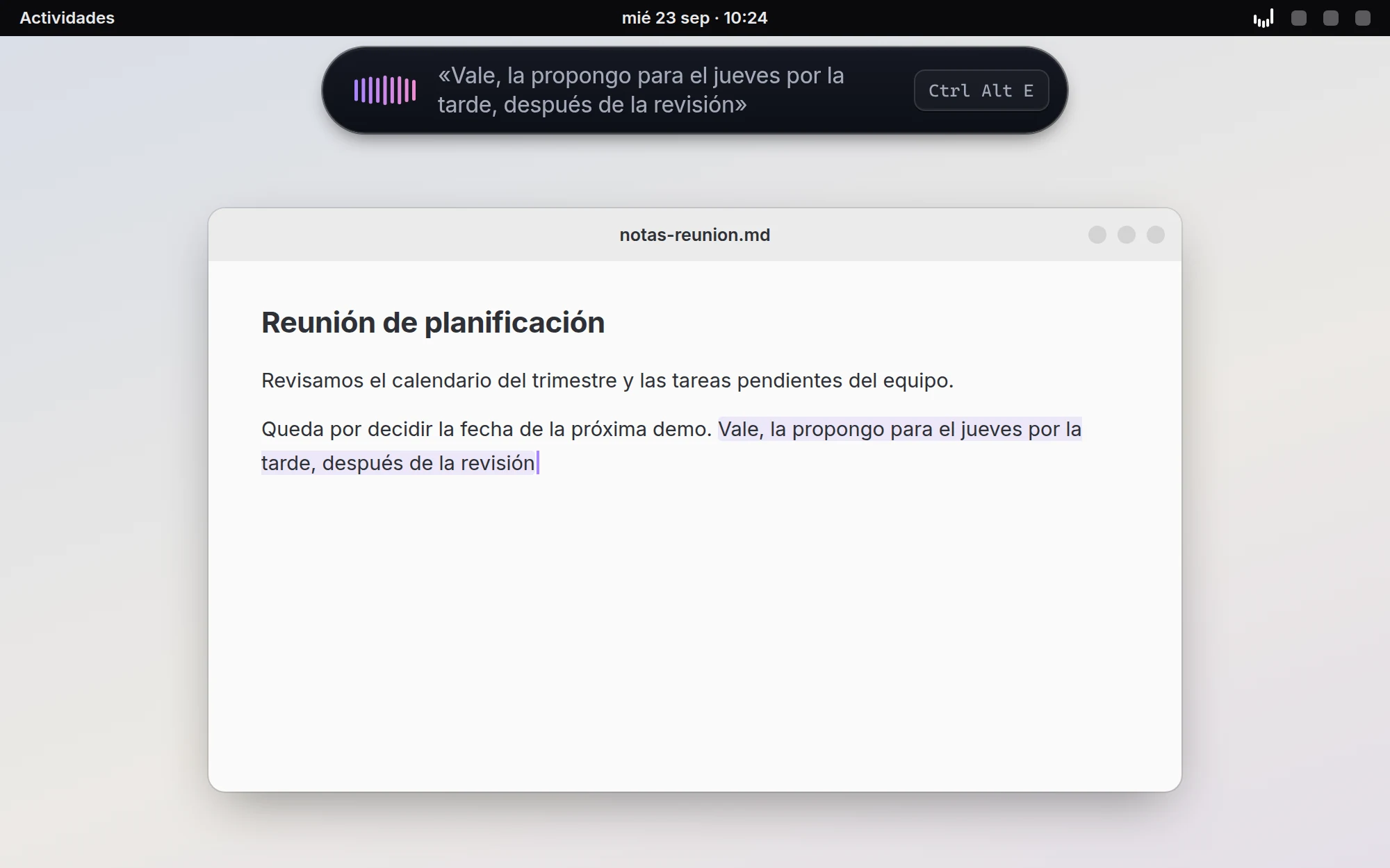 Un editor con unas notas de reunión donde se está escribiendo la frase dictada, y la píldora en modo dictado con la onda en violeta y rosa.